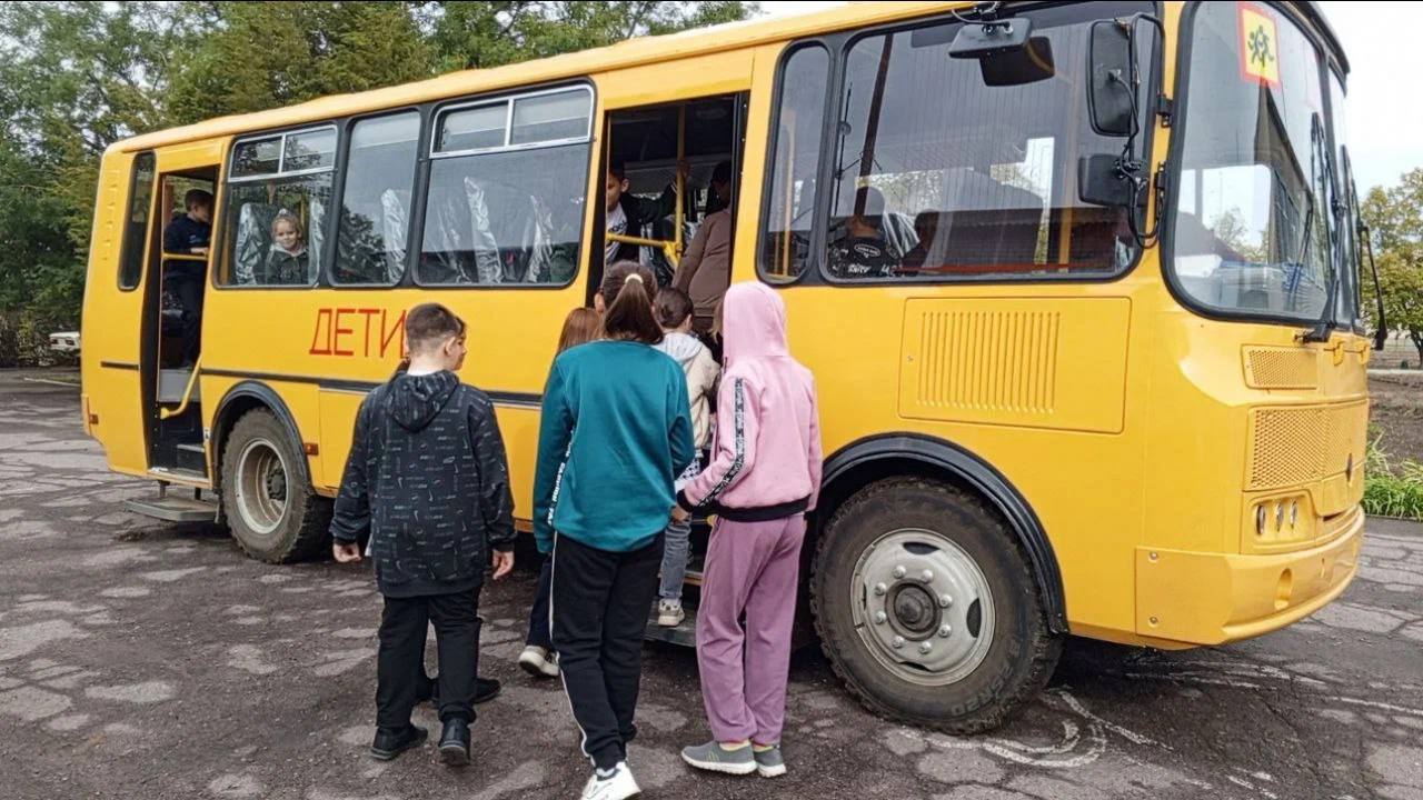 Три новых школьных автобуса передали в две школы прифронтового района Херсонской области по народной программе «Единой России».    Два новых ПАЗа отправились в Константиновку, а еще один в Великую Благовещенку Горностаевского округа. Автобусы будут доставлять детей из отдаленных сёл 30-ти километровой зоны на учебу и обратно.   Каждый из автобусов оборудован по стандартам безопасности. В салонах есть трансляционные громкоговорящие устройства, кнопки сигнала водителю, ремни безопасности на каждом пассажирском месте, огнетушители и аптечки. Транспорт российского производства. Херсонская область получает новые автобусы все два года после воссоединения с Россией и особенно это актуально для тех районов, где пока открыто лишь несколько школ из-за угрозы обстрелов со стороны ВСУ.   Новые школьные автобусы поставляются в регионы по соглашению между Министерством промышленности и торговли России, Правительством Херсонской области, региональным Министерством образования, а также по партийному проекту Единой России «Новая школа» и народной программе партии.   В этом году по соглашению, которое исполняет российский производитель автобусов, в регион должно поступить 50 школьных автобусов. После регистрации в ГИБДД по Херсонской области машины будут поставлены на маршруты. В прошлом году Министерство образования Херсонской области закупило 56 школьных автобусов. Этот показатель, основанный на запросе жителей, в том числе отражен в Народной программе Единой России.   Знаю, что вопрос с доставкой детей в школы находится на личном контроле у губернатора Владимира Сальдо, потому что организация беспрерывного и безопасного образовательного процесса, создания условий для того, чтобы дети могли спокойно учиться и ходить или ездить в школу, это крайне важно.    #ЕР84 #ЕдинаяРоссия #Херсонскаяобласть