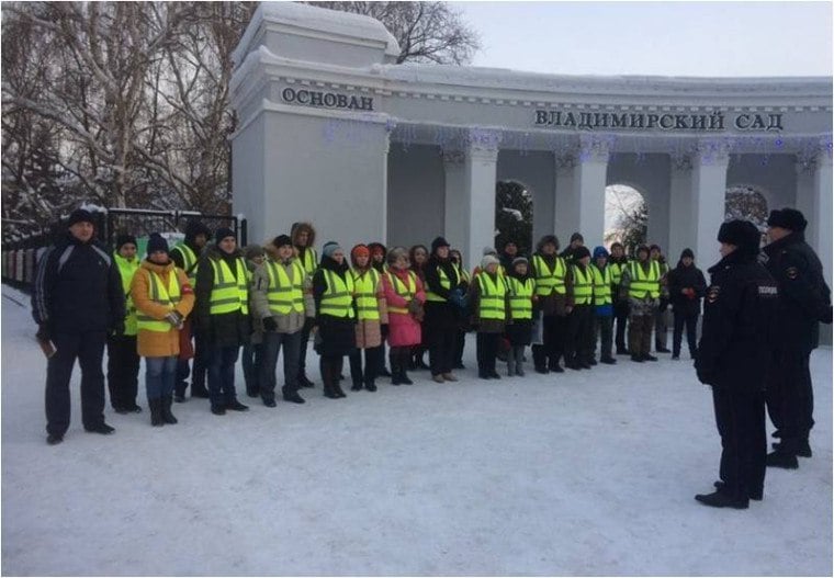 ‍  В Ульяновске усилят меры безопасности на новогодних праздниках  Глава города Александр Болдакин подчеркнул, что главная задача - не допустить нарушения общественного порядка, обеспечить безопасность людей и предупредить возможные инциденты  - В новогодние праздники будут проводиться массовые мероприятия и народные гуляния. Поэтому необходимо самое пристальное внимание уделить вопросам общественной безопасности. Также прошу обратить внимание на дорожную обстановку и соблюдение правил дорожного движения. В этой работе будут задействованы силы МВД, сотрудники администрации города и народные дружинники, - сказал Александр Болдакин  Для охраны общественного порядка в новогоднюю и рождественскую ночь в помощь сотрудникам МВД направят почти 100 членов народных дружин, а в остальные праздничные дни – до 30 человек  Подробнее на сайте