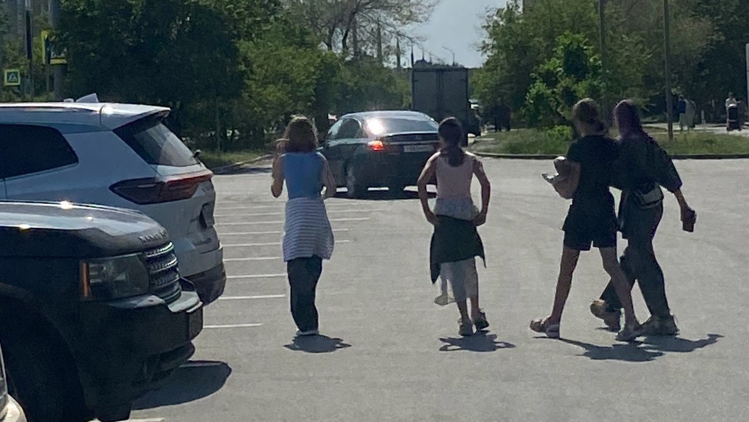 В Кургане якобы сбили подростка возле «Стрекозы»    В соцсетях жители Кургана сообщили, что во 2-м микрорайоне Заозёрного на парковке торгового центра иномарка сбила несовершеннолетнюю девочку. Информацию проверяет прокуратура.    Подробности по ссылке