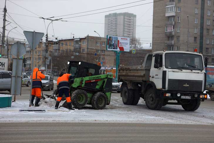 В деревнях ищут водителей спецтехники для Дзержинского района Новосибирска  В Дзержинском районе областного центра не хватает водителей спецтехники.   Об этом сообщил на оперативном совещании с мэром глава района Константин Соболев.  «Скорость найма для меня пока неудовлетворительная. Ищем и по городу, и в деревнях водителей спецтехники. Переманиваем с других предприятий. В штатном расписании 68 единиц. Набрано 43»,   – доложил Соболев мэру Кудрявцеву.   Сегодня району недостает 25 водителей спецтехники. Такое положение дел не позволяет задействовать технику в три смены.   По словам главы района, в штатном расписании на 2025 год также нет водителей на новую технику. «Решаем этот вопрос», – добавил Соболев.