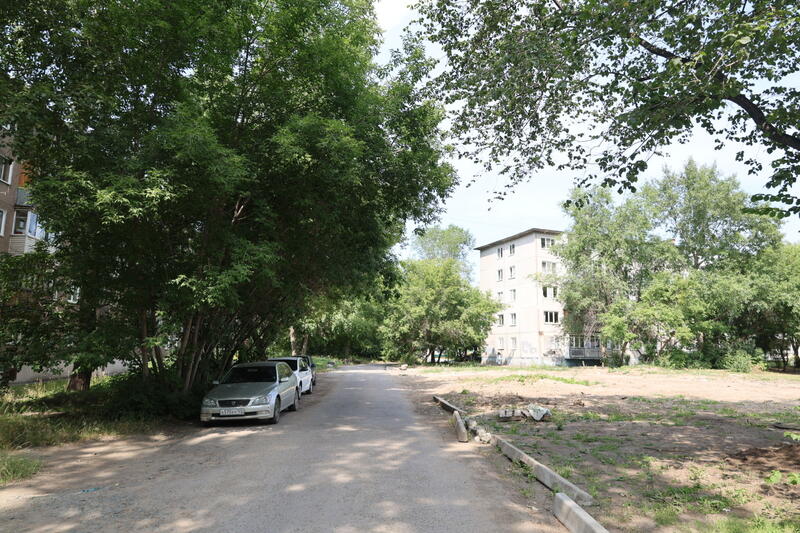 Как выглядит участок на Антона Петрова в Барнауле, где вскоре появится новый сквер  В Барнауле планируется благоустройство сквера, расположенного на улице Антона Петрова, 200, недалеко от ТРЦ "Огни". Согласно данным, опубликованным на сайте госзакупок, на выполнение работ будет выделено почти 2,8 миллиона рублей.  Работы включают подготовку территории, устройство парковочного кармана, укладку асфальтированной дорожки, создание газона, установку скамейки с урной, а также монтаж столбов освещения. Завершить все работы подрядчик должен будет до 31 октября 2025 года, а сам контракт будет действовать до 10 декабря 2025 года.   Фото: amic.ru
