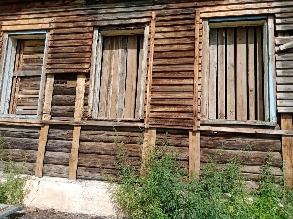 Девятнадцать домов в Чите не попали в программу по переселению по вине чиновника  Бывшего председателя комитета ЖКХ Читы Андрея Галиморданова будут судить по уголовному делу о злоупотреблении должностными полномочиями и халатности. Следствие полагает, что по его вине 19 многоквартирных домов в Чите не были включены в программу по переселению из ветхого и аварийного жилья на 2019-2025 годы. Об этом 2 июля Lenta75.ru сообщили в пресс-службе прокуратуры Забайкалья. Имя фигуранта назвал источник в правоохранительных органах региона.    - По версии следствия, в 2009–2017 годах обвиняемый неверно ориентировал членов межведомственной комиссии при оценке пригодности 13 многоквартирных домов. Из-за этого по ним приняты незаконные решения о проведении капитального ремонта вместо признания их аварийными и подлежащими сносу. Также из-за халатности фигуранта не проведен комиссионный осмотр еще шести многоквартирных домов на предмет их пригодности к проживанию, в том числе по улице Дивизионной, 2, - уточнили в ведомстве.   В результате более 170 человек были вынуждены проживать в аварийном жилье.