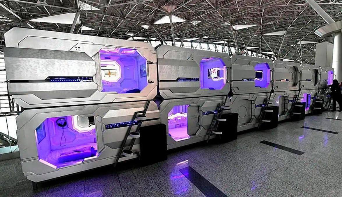 Девушка прямо сейчас не может выбраться из капсулы она застряла в отеле во Внуково Дверь заклинило до вылета осталось меньше часа Пассажирка кричит возможен приступ клаустрофобии Администрация отеля не может помочь Гостиница находится в чистой зоне сотрудники пытаются вызволить её