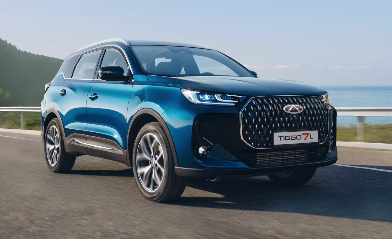 Chery готовит к премьере новый Tiggo 7L для России Буква «L» в названии модели указывает на увеличение длины кузова — на 40 мм, до 4553 мм. Модель будет доступна в трех комплектациях — Active, Prime и Ultra, все с передним приводом. Стоимость с учётом скидок от 2 580 000 рублей. Кроссовер оснащён 1,6-литровым турбомотором на 150 л.с., работающим с 7-ступенчатым «роботом».