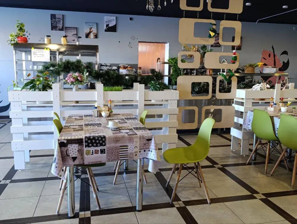 Мост в Китай вдохновил участницу программы Дальневосточный гектар из Приамурья Женщина построила кафе и организовала дополнительные сервисы Жительница села Дмитриевка Ивановского округа Олеся Флуер стала участницей госпрограммы Дальневосточный гектар и реализовала свою бизнес идею Амурчанка открыла придорожное кафе а потом организовала рядом дополнительные сервисы Услуги пользуются спросом как у жителей так и у гостей региона Поэтому предпринимательница планирует развивать свой бизнес рассказали в министерстве имущественных отношений Амурской области Подробности