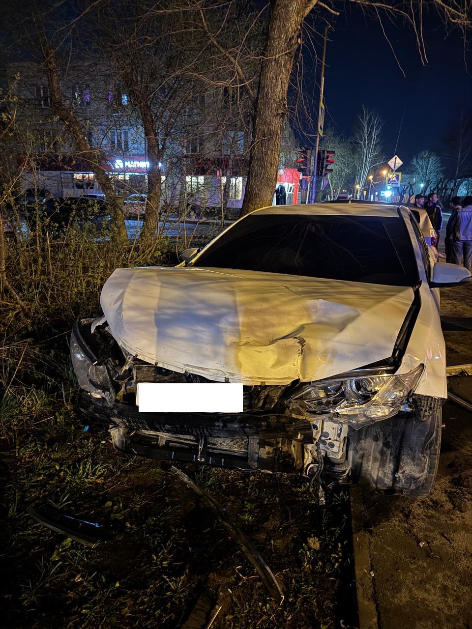 17-летний подросток на Тойоте устроил ДТП в Новосибирске Авария произошла в Дзержинском районе. Юноша, несмотря на то что не имел прав, сел за руль Toyota Camry. Двигаясь по улице Гоголя, подросток выехал на перекресток на красный сигнал светофора и врезался в Honda Fit. В результате ДТП пострадал водитель Honda – мужчина 1992 года рождения. Его госпитализировали в больницу. В отношении подростка составили административный материал за вождение без прав. Собственник Toyota тоже получил протокол – за передачу управления лицу, не имеющему права управления. КП-Новосибирск