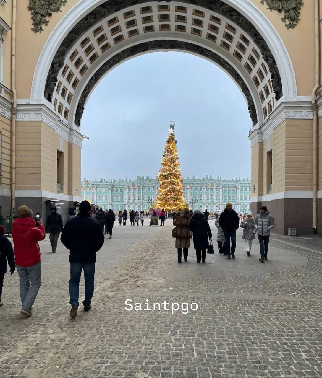 Петербург стал самым популярным направлением для новогодних праздников среди россиян, сместив Москву на второе место. В топ также вошли Сочи, Минеральные Воды, Калининград и Екатеринбург, сообщили аналитики «Авито».  Путешествие на двоих в Петербург с перелетом и проживанием обойдется в среднем в 53,4 тыс. рублей, чуть дешевле — поездка в Москву, а на 5 тыс. дороже — в Сочи. Самым бюджетным вариантом оказалась Самара  43,4 тыс. .     – жми тут   #спб #питер #петербург