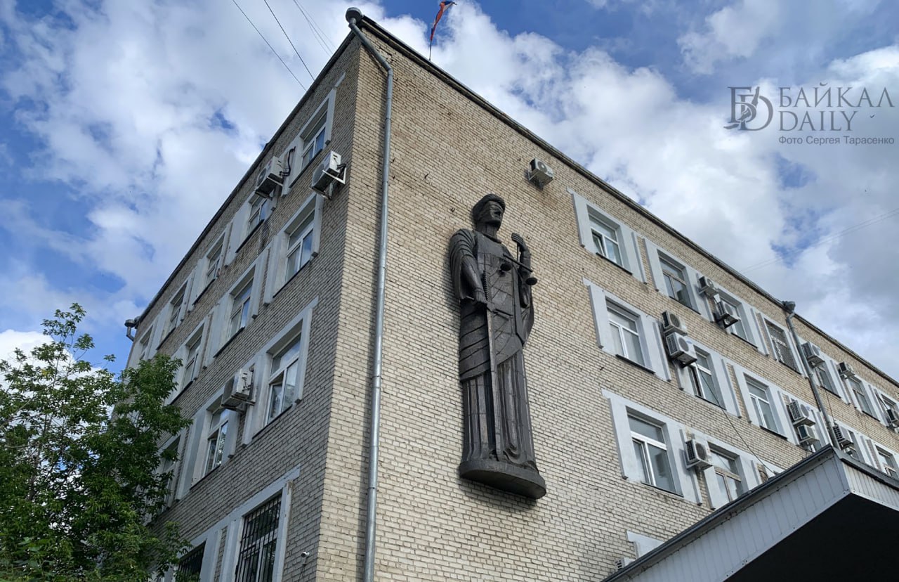 Улан-удэнца осудили за убийство с особой жестокостью Преступление произошло, когда мужчина выпивал в компании бывших заключённых. В какой-то момент вспыхнула ссора. Злоумышленник с подельником набросился на собутыльника. В ход они пустили с лопату и деревянный черенок, а ещё били и пинали свою жертву по голове, телу и конечностям. Мужчину признали виновным и дали ему 11 лет колонии. Уголовное дело против второго нападавшего приостановили в связи с заключением им контракта о военной службе