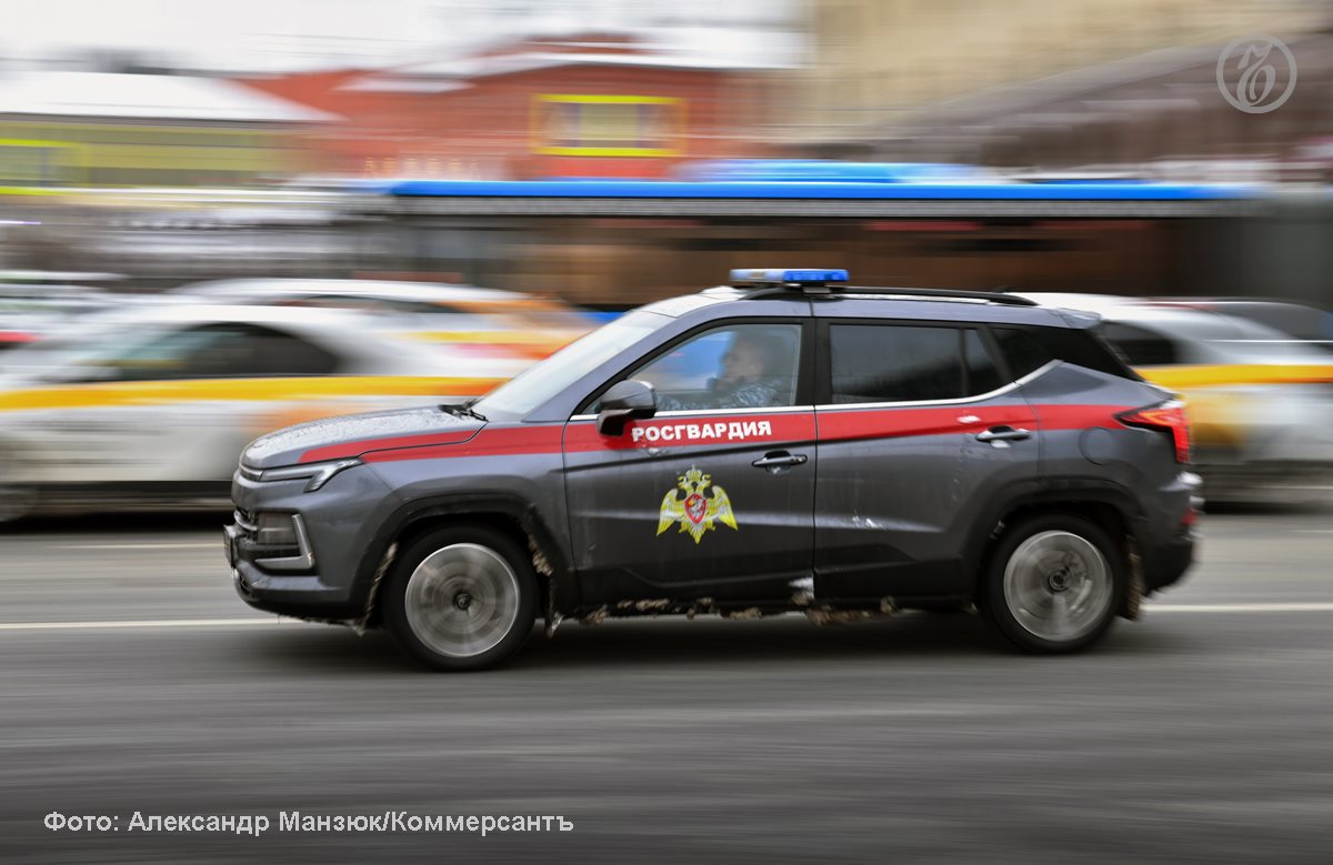 Росгвардия задержала нетрезвого водителя, спровоцировавшего серию ДТП в Купчино Сотрудники специального моторизованного Измайловского полка Северо-Западного округа Росгвардии задержали нетрезвого водителя, который спровоцировал сразу несколько ДТП во Фрунзенском районе Петербурга. Инцидент произошел в минувшие выходные, сообщили в ведомстве 12 мая. Как рассказали пресс-службе Росгвардии, при патрулировании Пражской улицы возле дома 37/1 сотрудники органов правопорядка обратили внимание на джип, водитель которого совершал опасные маневры и допустил столкновение с припаркованным автомобилем. Его попытались остановить, однако он продолжил движение, допустил еще одно ДТП на проспекте Славы, после чего машину все-таки удалось заблокировать. При задержании нарушителя росгвардейцы установили, что мужчина находился в состоянии сильного алкогольного опьянения. Его передали сотрудникам Госавтоинспекции. Составлен протокол об административном правонарушении.