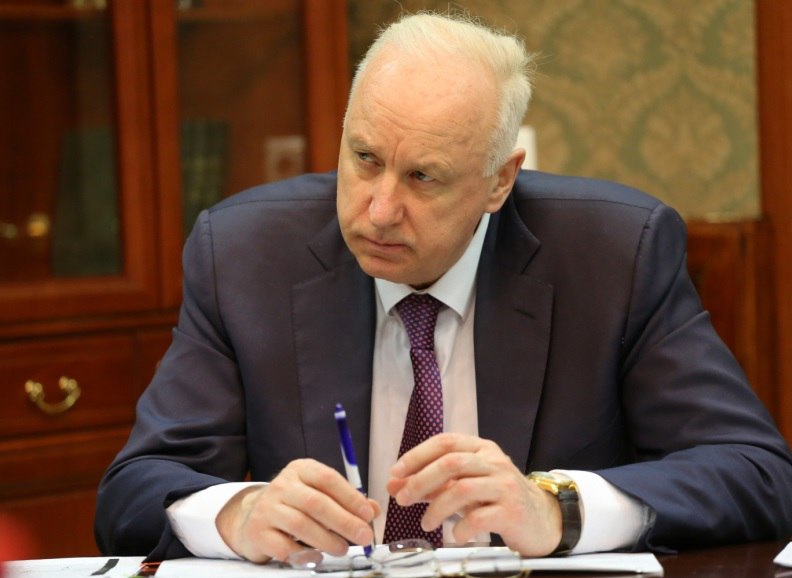 Бастрыкин поручил разобраться в смерти мужчины из-за ужасной омской дороги Глава следкома РФ Александр Бастрыкин заинтересовался случаем смерти жителя Усть-Ишимского района 27 июня. Ранее сообщалось, что местные жители винят в трагедии плохую дорогу: скорая помощь не смогла приехать вовремя. Впоследствии, несмотря на привлечение катера для его перемещения к спецтранспорту, он скончался. Омские силовики организовали проверку. Не остался в стороне и председатель следственного комитета РФ: он поручил главе омского ведомства Виталию Батищеву доложить о предварительных и окончательных результатах процессуальной проверки.