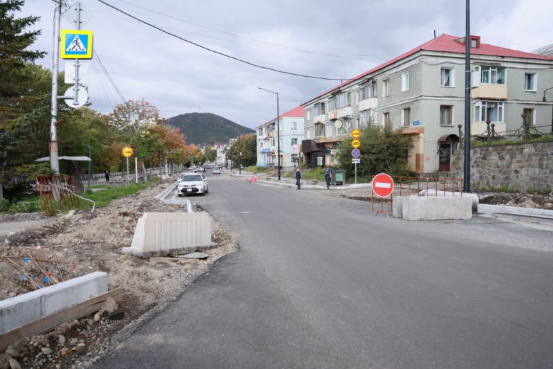В Петропавловске на днях заасфальтируют участок между Ленинской и Советской В Петропавловска Камчатском в ближайшую неделю заасфальтируют примыкание от улицы Ленинской к Советской передаёт РАИ КАМЧАТКА ИНФОРМ со ссылкой на краевое правительство По данным властей ремонт дороги на Ленинской продолжается в штатном режиме Практически завершены работы по устройству бортового камня и прикромочных ливневых лотков Нижний слой асфальта уложен практически на всём протяжении участка от ДОФа до драмтеатра за исключением примыкания к улице Советской в районе здания городской администрации В ближайшее время подрядчик этим займётся Надеемся при условии хорошей погоды что за предстоящие выходные работы будут полностью выполнены сообщил министр транспорта и дорожного строительства края Александр Сафонов Сейчас подрядная организация устанавливает бортовой камень на примыканиях затем приступит к асфальтированию На протяжении всего участка уже установлены и подключены столбы освещения по типу Чистое небо ведётся демонтаж старых опор Напомним масштабные работы по ремонту инженерных сетей на улице Ленинской начались в конце 2024 года В этом сезоне они были продолжены Проезд закрыли 17 мая сделав дорогу на параллельной Советской двухсторонней для автомобильного движения Первоначально власти сообщали что Ленинская будет закрыта по 31 августа но затем пообещали ускориться и уложиться к 20 числу последнего летнего месяца Однако технический проезд по Ленинской был открыт лишь 1 сентября а работы были продолжены КАМЧАТКА ИНФОРМ новости Камчатки в Telegram Фоторепортажи и эксклюзивные материалы на kamchatinfo com НАПИСАТЬ НАМ