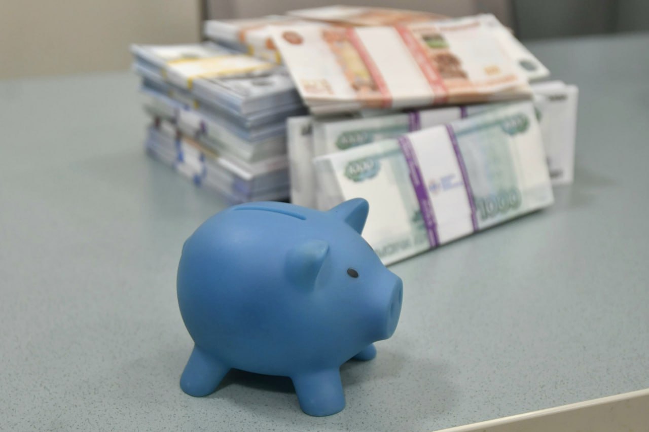 Якутск выпускает народные облигации на 30 млн рублей для озеленения города Якутск готовит выпуск народных облигаций объемом 30 млн рублей которые будут размещены с 6 ноября на маркетплейсе Финуслуги Номинальная стоимость одной облигации 1000 рублей срок обращения один год ставка доходности 16 03 годовых с ежеквартальными выплатами купона Продать облигации обратно эмитенту можно будет с 1 февраля по 23 октября 2026 года при этом доход сохраняется Привлечённые средства направят на реализацию проектов городского мастер плана в том числе на озеленение улиц и общественных пространств Якутска Эта инициатива станет третьей в регионе Дальневосточного федерального округа после Амурской области и Чукотского автономного округа Заместитель Министра по развитию Дальнего Востока и Арктики России Эльвира Нургалиева отметила что механизм народных облигаций это не только финансовый инструмент но и форма инициативного бюджетирования Она позволяет гражданам стать соучастниками значимых перемен и внести личный вклад в развитие стратегически важного региона страны Проект станет важным этапом в реализации мастер плана развития Якутска до 2030 года который включает строительство крупных инфраструктурных объектов и преобразование городской среды для улучшения качества жизни жителей