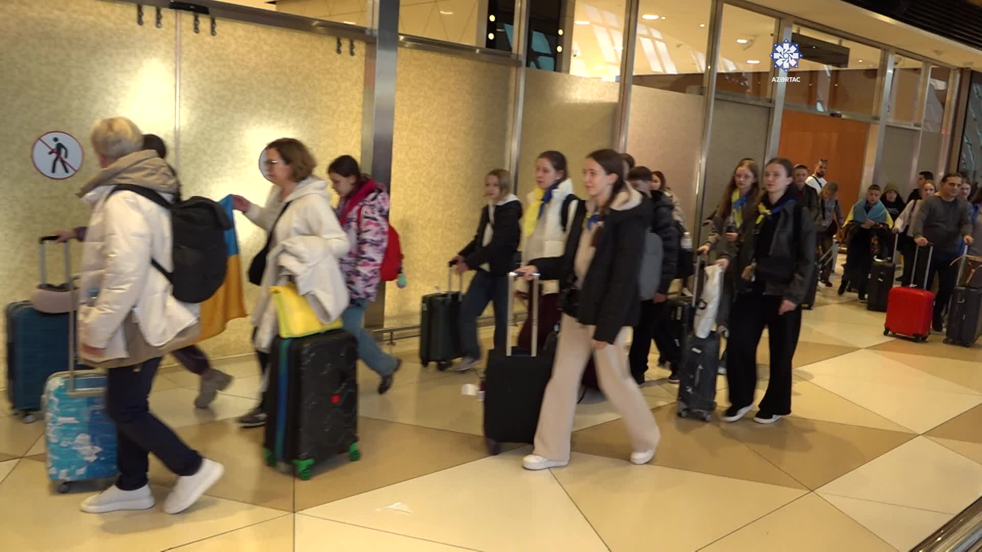 В Азербайджан прибыла новая группа украинских детей для реабилитации