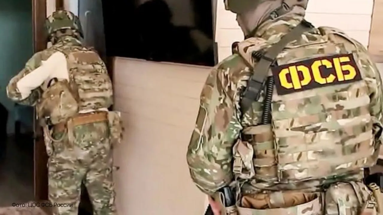 В Крыму задержали агента Киева передававшего данные о расположении подразделений ВС РФ Об этом сообщили в ФСБ По версии следствия житель Волгоградской области 1995 года рождения сам вышел на связь с представителем украинской разведки и по его заданию собирал сведения о дислокации российских военных в Севастополе Мужчину арестовали возбуждено уголовное дело   Подпишитесь на Абзац в Максе