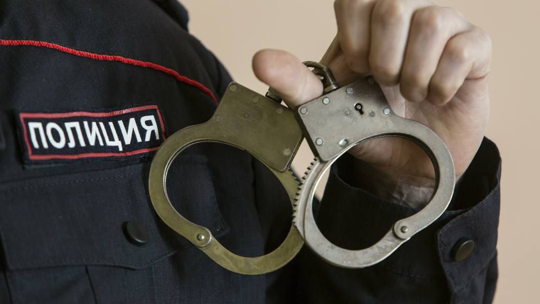 В Васильевке Запорожской области полиция задержала 37-летнего мужчину, подозреваемого в краже. Из сообщения в ОМВД «Васильевский»: неизвестный похитил мобильный телефон и бензопилу, ущерб — 6 тыс. рублей. В ходе оперативных мероприятий сотрудники уголовного розыска установили личность подозреваемого, задержали его и изъяли украденное. Имущество скоро вернут владельцу. Возбуждено уголовное дело по п. «в» ч. 2 ст. 158 УК РФ «Кража с причинением значительного ущерба» . Максимальное наказание — до 5 лет лишения свободы.