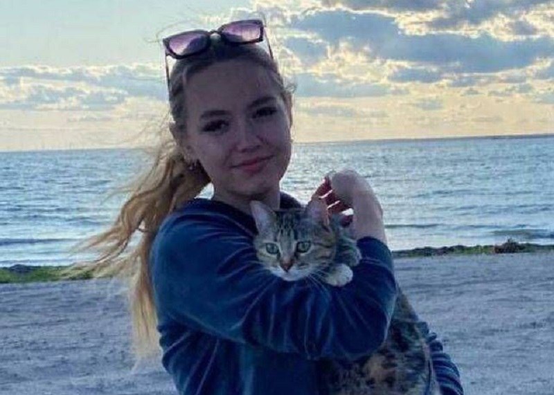 ‼ 19-летняя девушка с маленькой сумкой в форме круга внезапно пропала в Бердянске Полиция ищет пропавшую Татьяну Кулькову. Девушка 2006 года рождения ушла из дома и с тех пор её не видели. На связь с родными Татьяна не выходит. У неё - длинные русые волосы. Рост - 160-165 сантиметров. Девушка была одета в черные шорты и футболку, бежевые шлепанцы на массивной подошве. При себе имела небольшую круглую синюю сумку на длинном ремне с личными документами. Если вы располагаете информацией о пропавшей, сообщите в дежурную часть ОМВД России «Бердянский» по номеру телефона +7 990 -007-87-29 или +7 990 -012-17-07. Блокнот Запорожье Дзен