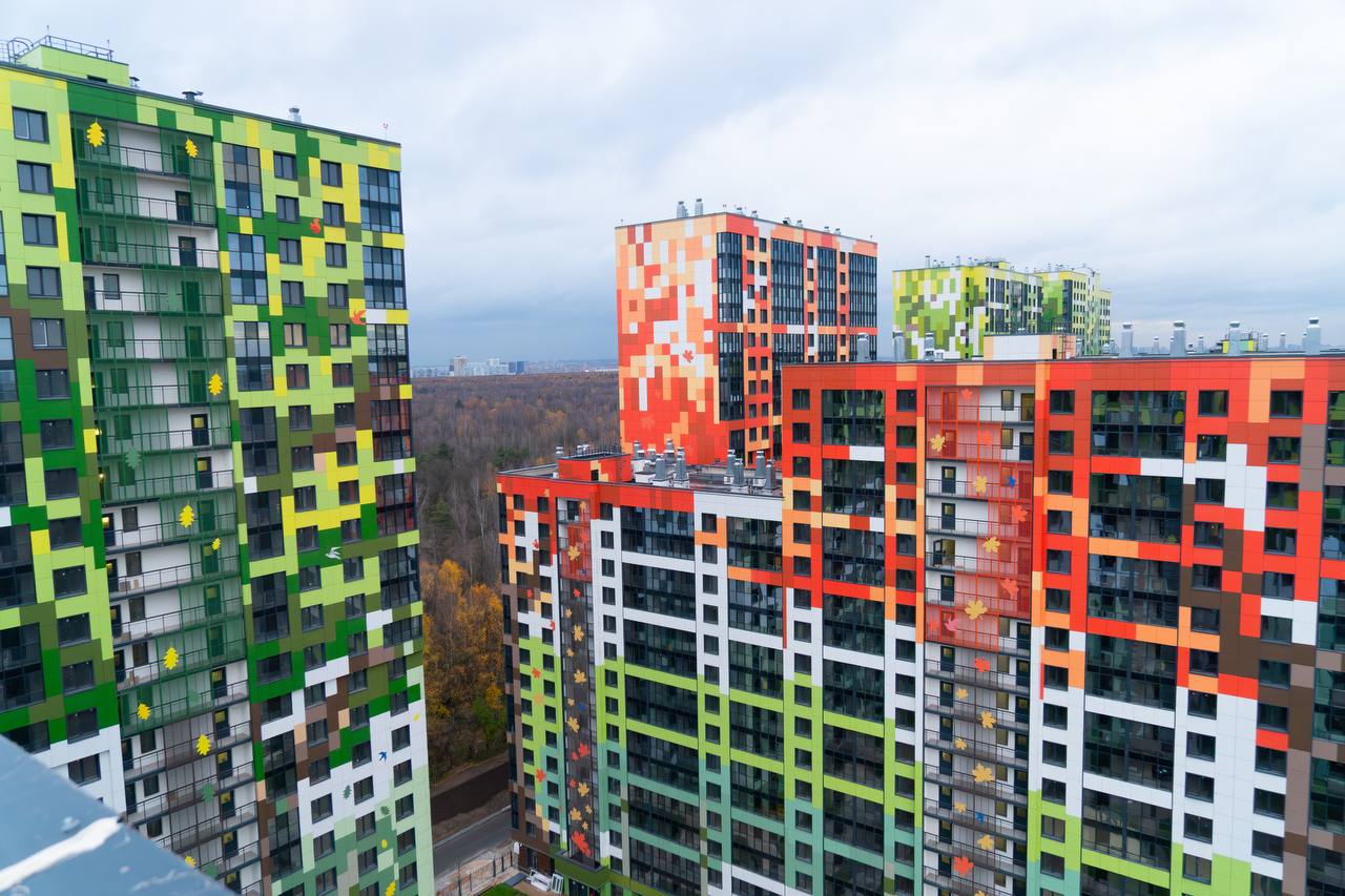 Строительная готовность проблемного столичного ЖК Светлый мир Сказочный лес радует результатами По данным технического заказчика Capital Group который достраивает проект ключевой этап подача тепла во все корпуса выполнен причём в корпус 4 тепло было подано досрочно на финальной стадии остекление а также начаты гидравлические испытания кровли 29 октября Capital Group устроил обход для представителей дольщиков при участии Мосгосстройнадзора префектуры СВАО и управы района Еще в августе Capital Group официально уведомили дольщиков о выявленных нарушениях в работах производимых прежним застройщиком ГК Seven Suns Development Согласно данным обследования требуется пересмотр проектных решений и повторное экспертное заключение Новые сроки строительства объявят в ближайшее время Справочно По данным Всeостройке pф Capital Group занимает 36 е место в Москве по объему текущего строительства жилья