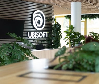 Акционеры Ubisoft обсуждают условия выкупа компании — Reuters  Reuters пишет, что акционеры Ubisoft Entertainment начали обсуждать возможные условия выкупа компании. Потенциальным покупателем может стать китайский гигант Tencent. Если Ubisoft все-таки будет продана, семья Гиймо, которая является крупнейшим акционером  им принадлежит 15 %  и основателем издателя, хотела бы сохранить контроль над ним, сообщает Reuters.  Читать далее