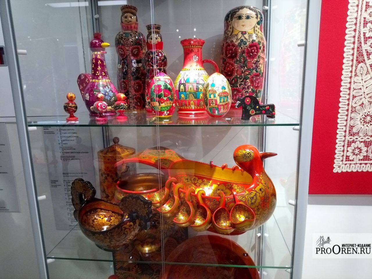 Центр РОСИЗО открыл в Оренбурге выставку «Смыслы и промыслы» #Про_Культуру Перед ее открытием накануне руководитель РОСИЗО Иван Лыкошин и директор Оренбургского музея ИЗО Юрий Комлев подписали соглашение о сотрудничестве. Выставка «Смыслы и промыслы» включает в себя более 500 предметов, которые представят как широко известные, ставшие брендами, вещи, так и редкие промыслы народов России. Здесь собраны филейно-гипюрная вышивка и кружевные панно, городская игрушка и тисненая кожа, глухая резьба по дереву и ювелирное чернение металлов. В экспозиции не только предметы из фондов РОСИЗО, но и экспонаты из Государственного музея искусства народов Востока, Национального музея Татарстана и работы из коллекций современных художников. Выставку смогут увидеть жители Самары, Оренбурга, Казани и Тулы. Каждый принимающий город тоже представляет предметы декоративно-прикладного искусства для демонстрации. Оренбург покажет свои знаменитые пуховые платки. «Эта выставка полезна для нас в познавательном плане. Она объединяет ремесла многих народов, которые населяют нашу необъятную многонациональную Родину. В свою очередь Оренбуржье здесь представлено своим символом – пуховым платком», - отметила вице-губернатор – зампредседателя правительства Оренбургской области по соцполитике Лариса Боярская. В Оренбурге выставка будет работать с 25 июля до 28 сентября в Выставочном зале Оренбургского музея ИЗО по адресу: ул. Володарского, 13. Возрастные ограничения 0+