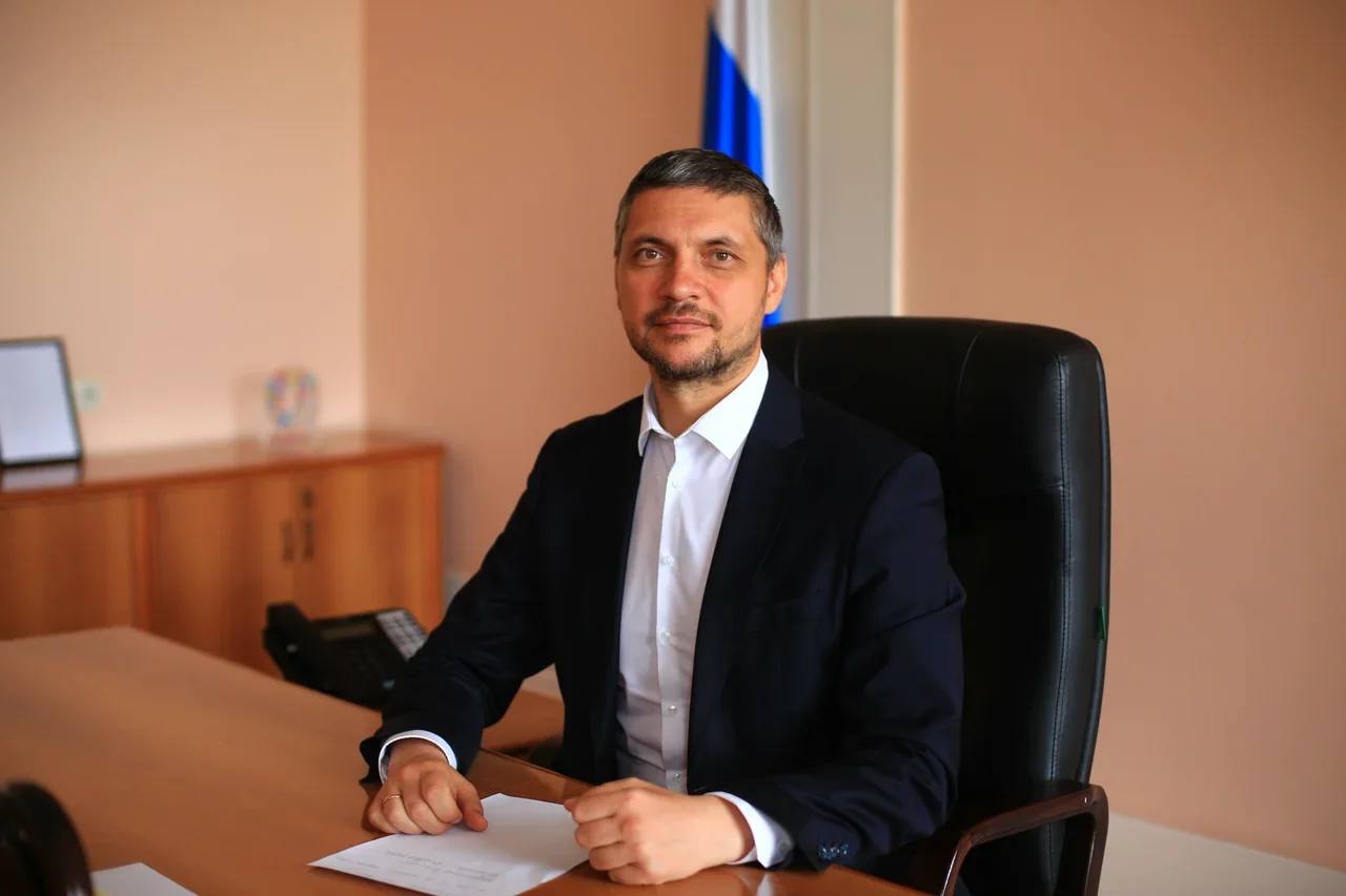 Глава Забайкалья отправил правительство региона в отставку. Решение Александр Осипов принял по итогам визита в Забайкальский край генпрокурора РФ:  «В ближайшее время каждый член правительства края должен представить результаты своей работы, оперативно решить проблемы граждан, которые поступили генпрокурору. За факты попустительского отношения при исполнении своих обязанностей каждый понесет персональную ответственность».  Также глава региона заявил, что вместе с прокуратурой Забайкалья правительство создаст межведомственную кадровую комиссию. Она оценит соответствие занимаемым должностям всех руководителей.  Это Борус