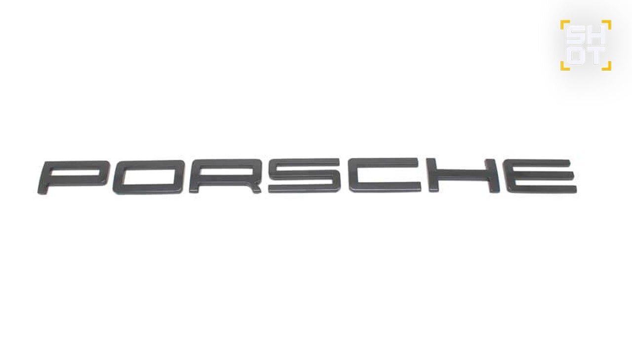 Porsche сразу после переговоров РФ и США продлил регистрацию товарного знака в России. Всё ради потенциального возвращения и из-за финансовых проблем компании. Только за год фирма потеряла в России миллиард рублей  По данным SHOT, немецкий автопроизводитель Dr. Ing. h.c. F. Porsche Aktiengesellschaft накануне застолбил свой товарный знак ещё на 10 лет — до 23 октября 2035 года, — подав заявку в Роспатент.  Всё это на фоне колоссальных финансовых проблем автогиганта. Ранее Porsche объявил о планах сократить почти 2000 рабочих мест к 2029 году на заводах в Штутгарте и Вайсахе. С 2024 года Porsche уже не продлевает контракты временных сотрудников. Всё из-за внушительного сокращения продаж автомобилей в России и Китае. Например, у ООО «Порше Руссланд» в 2023-м прибыль ушла в минус на 690 млн рублей, а у ООО «Порше Центр Москва» — минус 82 млн рублей.  Porsche приостановил свою деятельность в России в марте 2022 года, закрыв 26 дилерских центров в 20 городах.