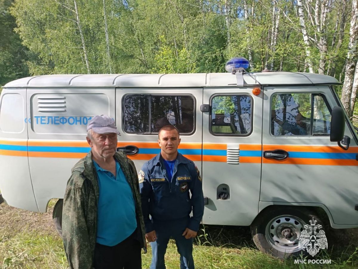 Хотынецкий грибник пошел за лисичками и заплутал в лесу     Житель Хотынецкого района, прекрасно зная местные лесные массивы, все равно заблудился и не мог самостоятельно выйти. К счастью, у него был с собой заряженный мобильный телефон.  ↗  Прислать новость   Подписаться