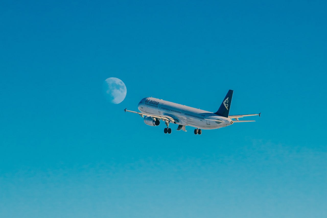 Air Astana отменила рейс в Индию Air Astana сообщила об отмене рейса по маршруту Алматы – Дели – Алматы, запланированного на 8 мая, из-за закрытия воздушного пространства между Индией и Пакистаном. “Пассажирам отменённых рейсов будет предоставлен полный возврат стоимости билетов”, - отметили в авиакомпании. Как заявили в Air Astana, сейчас прорабатывается возможность организации репатриационных рейсов по альтернативным маршрутам для возвращения граждан Казахстана и других пассажиров Air Astana на родину. Фото Air Astana /CentralMediaNews