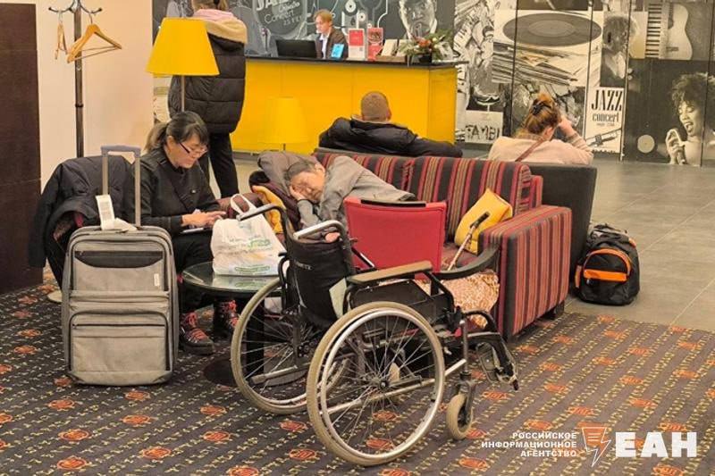 Сразу несколько рейсов задерживаются в Кольцово Читатели ЕАН сообщают о переносах вылетов самолетов Red Wings в Томск и Улан Уде Рейс в Томск запланированный на 01 40 отложен на 07 05 а вылет в Улан Уде который должен был состояться в 00 30 намечен на 05 05 Кроме того рейсы Аэрофлота и Уральских авиалиний в Краснодар задерживаются на полтора часа а вылет Red Wings в Нижний Новгород перенесен с 10 00 на 11 15 Причины задержек пока не озвучены однако читатели связывают их с возможной поломкой самолета Официальный комментарий от компании пока отсутствует ЕАН в MAX ЕАН в VK