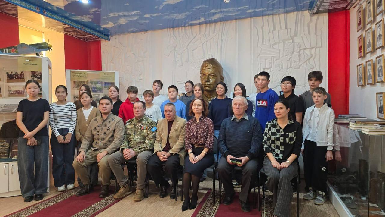 В Казахстане поисковики провели урок мужества В Павлодаре в стенах музея Деды ветераны внуки следопыты Дворца школьников имени Героя Советского Союза М М Катаева состоялся урок мужества для учащихся школ города Занятие провёл командир поисково исследовательского отряда Майдан жолы Александр Шитов который рассказал о работе поисковиков о миссии и направлениях деятельности отряда Дети узнали о подвигах и самоотверженности казахстанцев проявленных на фронтах Великой Отечественной войны о том как современные поисковики продолжают дело сохранения памяти восстанавливают имена павших героев и возвращают их из забвения Во время встречи школьники ознакомились с презентацией о международных экспедициях 2025 года в которых участвовали члены отряда Подобные мероприятия помогают воспитывать чувство патриотизма уважение к героическому прошлому своего народа и ответственность за сохранение исторической памяти Подписаться на поисковиков