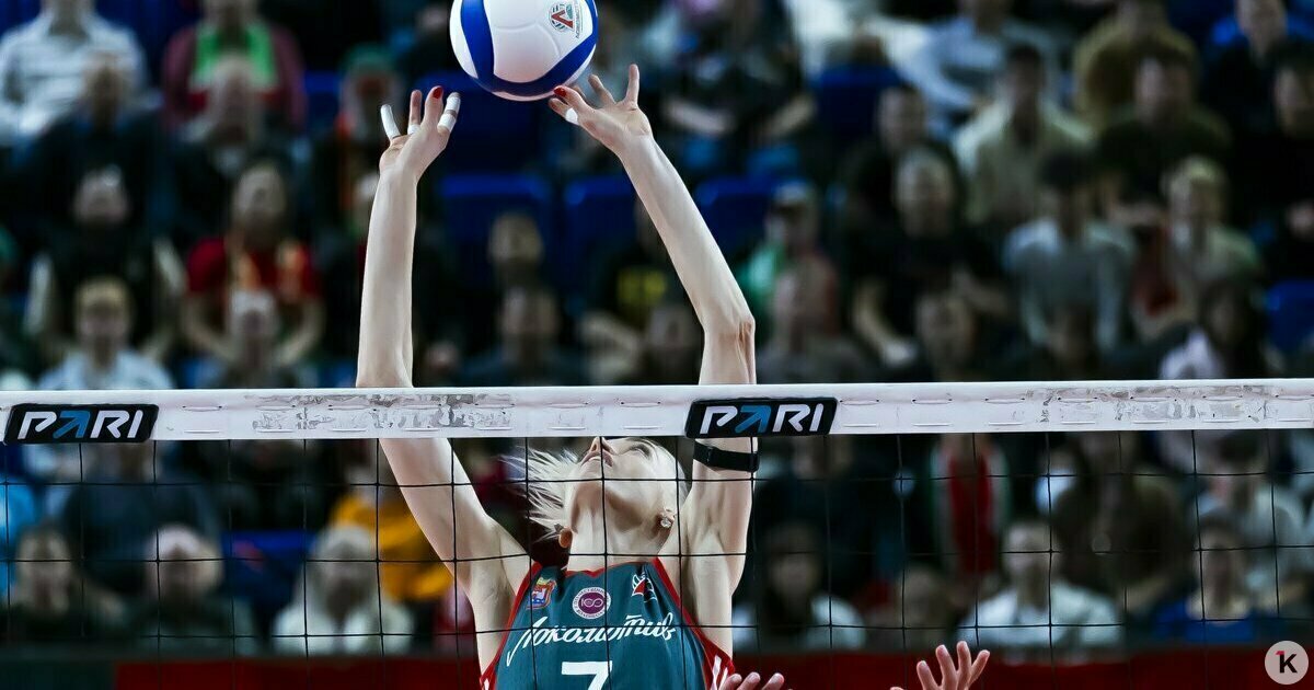 Локомотив уступил Тулице в четырёхсетовом триллере Волейболистки калининградского Локомотива уступили в последнем матче года в Суперлиге В пятницу 26 декабря наша команда уступила Тулице со счётом 3 1 сообщает корреспондент Клопс С самого начала хозяйки задали высокий темп Тулица мощно стартовала быстрые атаки через диагональ и отличный приём позволили им уверенно взять первый сет 25 21 Локомотив выглядел чуть скованным будто не до конца вошёл в ритм после длительной паузы между турами Однако во втором туре калининградки показали свой привычный железный характер Подопечные Андрея Воронкова усилили подачу улучшили игру в защите и сумели переломить ход встречи поймав тульских волейболисток на их же темпе 25 22 Казалось что Локо уже держит матч под контролем Однако дальше случился настоящий кошмар Тулица вновь включила свой скоростной волейбол активно использовала атаки со второй линии а приёмы гостей начали давать сбой Третья партия в упорной борьбе осталась за хозяйками 28 26 Решающая партия стала настоящим испытанием нервов Команды шли очко в очко но решающее слово осталось за Тулицей серия точных подач и мощных атак по диагонали поставила точку во встрече 25 21 Несмотря на поражение калининградки остались в числе лидеров российской Суперлиги Для Тулицы же это достойное завершение календарного года и подтверждение что команда способна бороться с лидерами чемпионата на равных