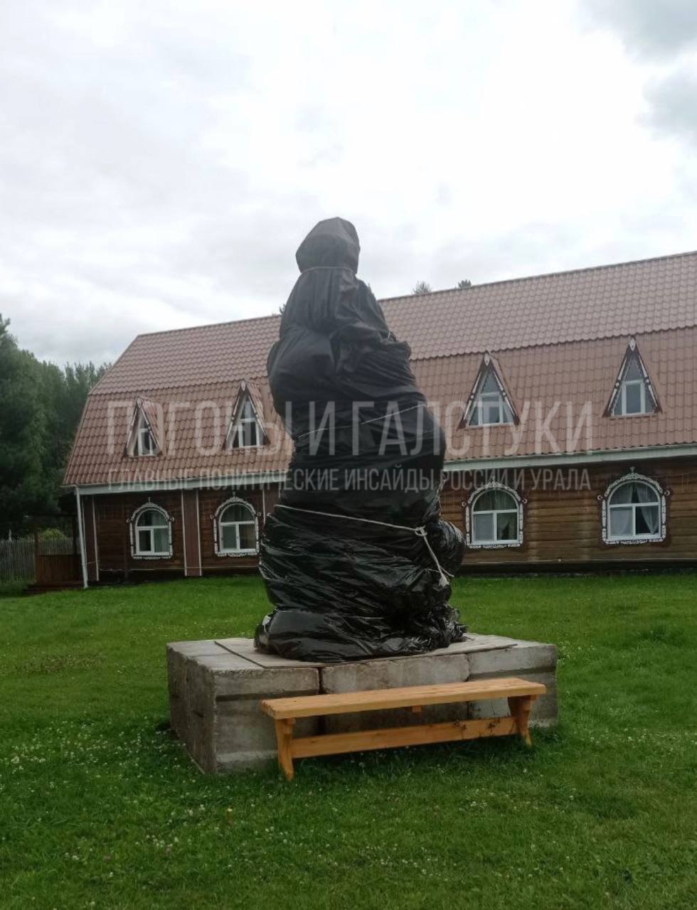 Власти изъяли скандальный памятник жене хана Кучума, который хотели установить в Тобольском районе. Намерения установить памятник Сузге едва не вылились в национальный скандал. Местной национальной активистке Шамсутдиновой направили предостережение, по которому она должна была увезти скульптуру жены хана по легендам, противилась освоению Сибири русскими из мемориального комплекса «Искер», та, как прежде говорили источники, согласилась, но по итогу лишь накрыла его тканью и оставила на месте. Сейчас же по предписанию прокуратуры объект искусства изъят из публичного доступа, в процессе изъятия задействовали силовиков. Главный политический канал Урала