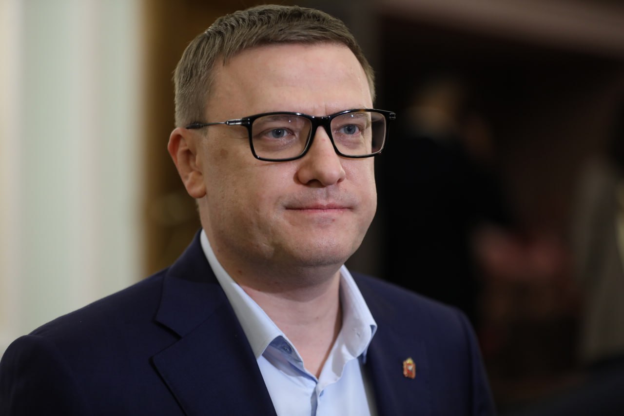 Глава Южного Урала поздравил челябинцев с 289 летием города Губернатор Челябинской области Алексей Текслер обратился к горожанам по случаю 289 летия Челябинска В поздравлении он отметил вклад жителей в развитие региональной столицы Вместе с вами мы делаем город современным красивым удобным для людей Челябинцы умеют беречь наследие прошлого и делать все для процветания в будущем сказал Текслер Он подчеркнул что предстоящий год станет этапом подготовки к масштабному 290 летию города Губернатор напомнил о трудовых свершениях и ратных подвигах в истории Челябинска а также выразил уверенность в реализации новых городских проектов Желаю Городу трудовой доблести Челябинску и всем его жителям новых успехов больших достижений уверенных побед обратился к челябинцам губернатор В рамках Дня города в Челябинске запланированы разнообразные праздничные мероприятия Основные пройдут сегодня 13 сентября на различных площадках областного центра Кульминацией станет масштабный концерт с участием российских звезд эстрады и фейерверк на набережные реки Миасс eugenejut