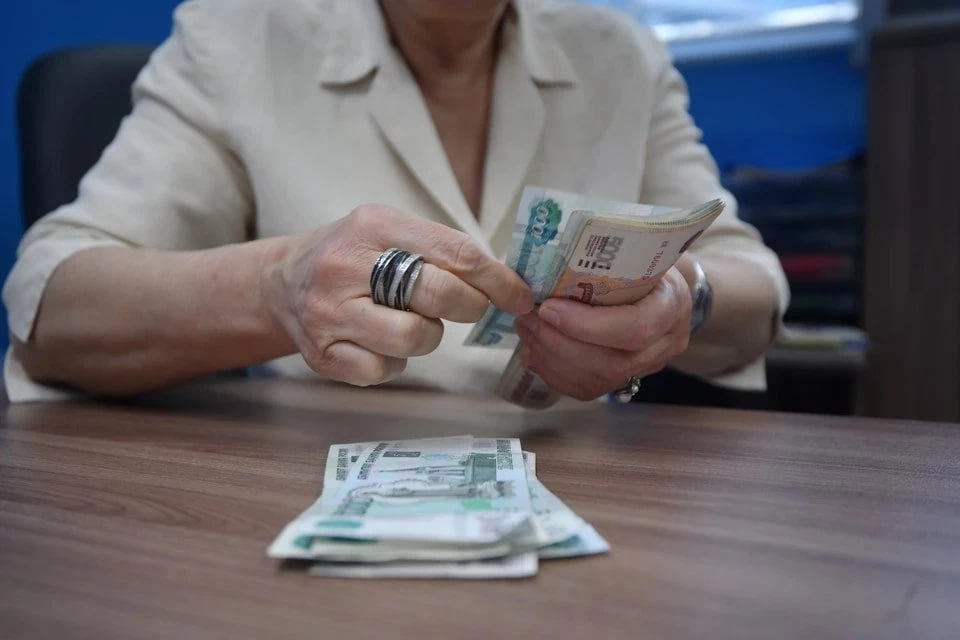 Директора Дома культуры в Кировском округе уволили из-за утраты доверия Выяснилось, что руководитель с 2019 по 2025 год заключал договоры на техобслуживание газового оборудования в здании с родным братом и родственниками начальника одного из отделов местной мэрии. Общая стоимость работ превысила млн рублей, сообщили в прокуратуре Ставропольского края. Главе Кировского округа внесли представление, после рассмотрения которого директора учреждения культуры уволили из-за утраты доверия.