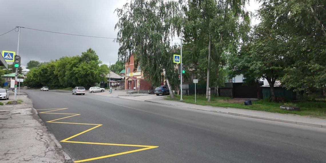 В Новосибирске отремонтировали участок дороги от Поленова до Каменского шоссе на проспекте Дзержинского. Об этом рассказали в пресс-службе мэрии города. Поврежденный участок загруженной дороги на границе города и прилегающих сельских районов восстановили на площади более 11 тыс. кв. метров, — сообщают в администрации. В муниципалитете добавляют, что в 2025 году также пройдут ремонтные работы на Каменском шоссе. Там местные жители жалуются на низкое качество верхнего слоя. #новосибирск