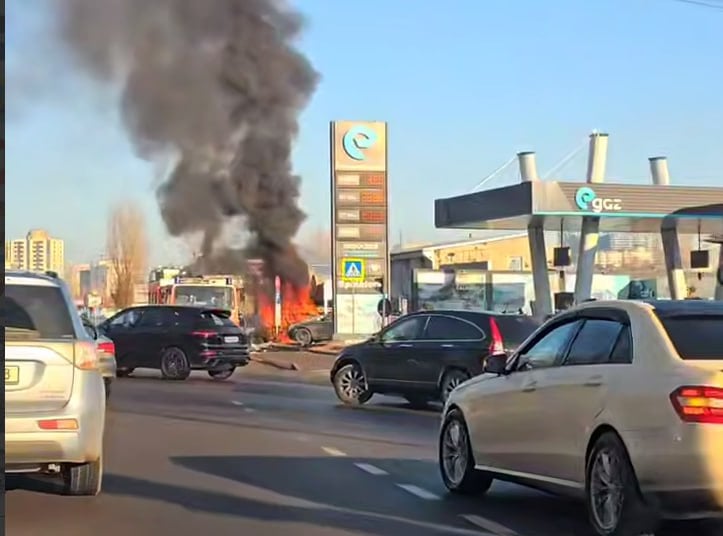 Сегодня утром в центре Кишинева на территории автозаправочной станции PECO произошел взрыв такси. Очевидцы активно делятся в социальных сетях фото- и видеоматериалами с места событий. Инцидент случился на улице Албишоара.