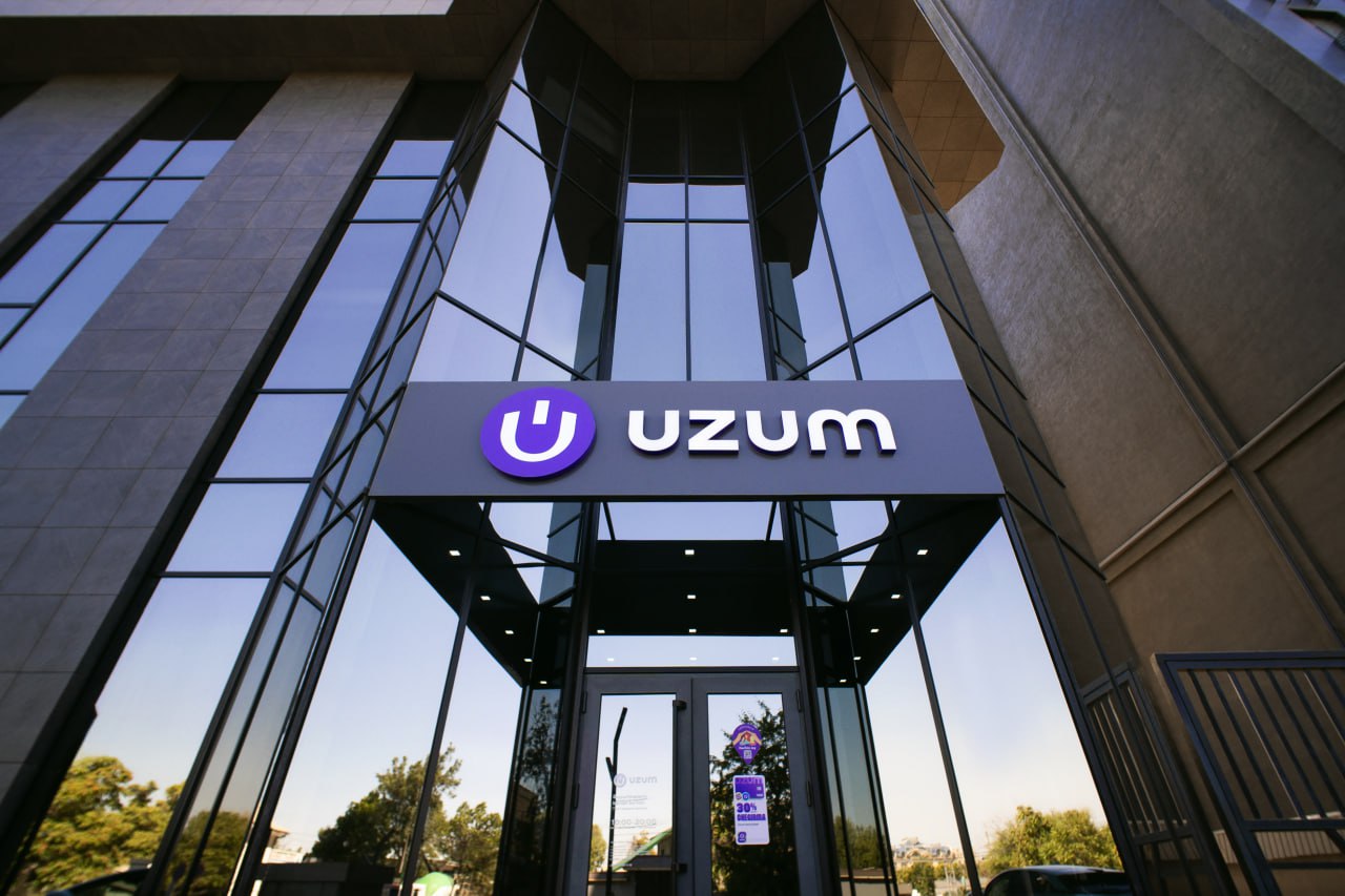Американский фонд VR Capital предоставил Uzum 300 млрд сумов Uzum крупнейшая цифровая экосистема Узбекистана привлекла 300 млрд сумов около 25 млн долларов США от VR Capital американского фонда одного из ведущих мировых инвесторов на развивающихся рынках Это уже вторая сделка между компаниями ранее в 2025 году VR Capital стал одним из ключевых инвесторов Uzum что подчеркивает уверенность фонда в быстрорастущей цифровой экономике Узбекистана Полученное финансирование ускорит развитие финтех направления Uzum в первую очередь цифрового банкинга платежной инфраструктуры и потребительского кредитования Сделка также отражает укрепление экономических связей между Узбекистаном и США на фоне роста трансграничных инвестиций между двумя странами Мы впечатлены темпом развития Uzum Финтех направление экосистемы яркий пример масштабируемого высокотехнологичного бизнеса основанного на сильной локальной инфраструктуре Мы рады поддержать дальнейшее расширение платформы и её вклад в цифровую трансформацию Узбекистана заявил Ричард Дейтц президент VR Capital Group Мы создаём финтех инфраструктуру национального масштаба доступную быструю и технологичную отметил основатель и генеральный директор Uzum Джасур Джумаев Новое финансирование позволит нам ускорить развитие цифрового банкинга платежей и кредитных продуктов усилив не только экосистему Uzum но и темпы цифровизации экономики страны Важно что финансирование предоставлено в национальной валюте это отражает усиливающуюся роль сума в международных расчетах и корпоративном финансировании Uzum продолжает развивать крупнейшую цифровую платформу страны объединяя онлайн торговлю цифровой и традиционный банкинг а также финтех сервисы в единую экосистему которой уже пользуются более 20 миллионов узбекистанцев ТГ канал uzbekvc