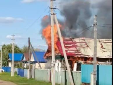 В Башкирии семья с четырьмя детьми едва не погибла в огне В селе Староабзаново Благоварского района Башкирии пожар едва не унес несколько человеческих жизней, в том числе детских. По сообщению главы муниципалитета Марата Юсупова, огонь охватил частный дом многодетной семьи. Дома были и мама с папой. К счастью, всем удалось спастись, однако семья осталась без крыши над головой. Из-за чего начался пожар пока неизвестно. На месте работают следователи и дознаватели. Моя Уфа. Подписаться Прислать новость