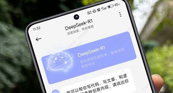 В смартфоны и планшеты Xiaomi добавят БЕСПЛАТНО DeepSeek  Китайский IT-гигант уже тестирует интеграцию нейросети в бете операционной системы HyperOS 2.    Голосовой ИИ-помощник Super XiaoAI скоро появится:    Xiaomi 15, 15 Pro, 14 Ultra   Xiaomi 14 Ultra   Redmi K70, K80, K80 Pro   Складные устройства: MIX Fold 4 и MIX Flip   Планшеты: Xiaomi Pad 7, 7 Pro и Pad 6S Pro 12.4   Над интеграцией DeepSeek думают Huawei, Honor, OPPO, vivo, Meizu, Lenovo и ZTE  Пользователи смогут активировать функции DeepSeek с помощью простых голосовых команд, таких как "Open Deep Thinking" или "Open DeepSeek".  Подписывайся   Нейроновости