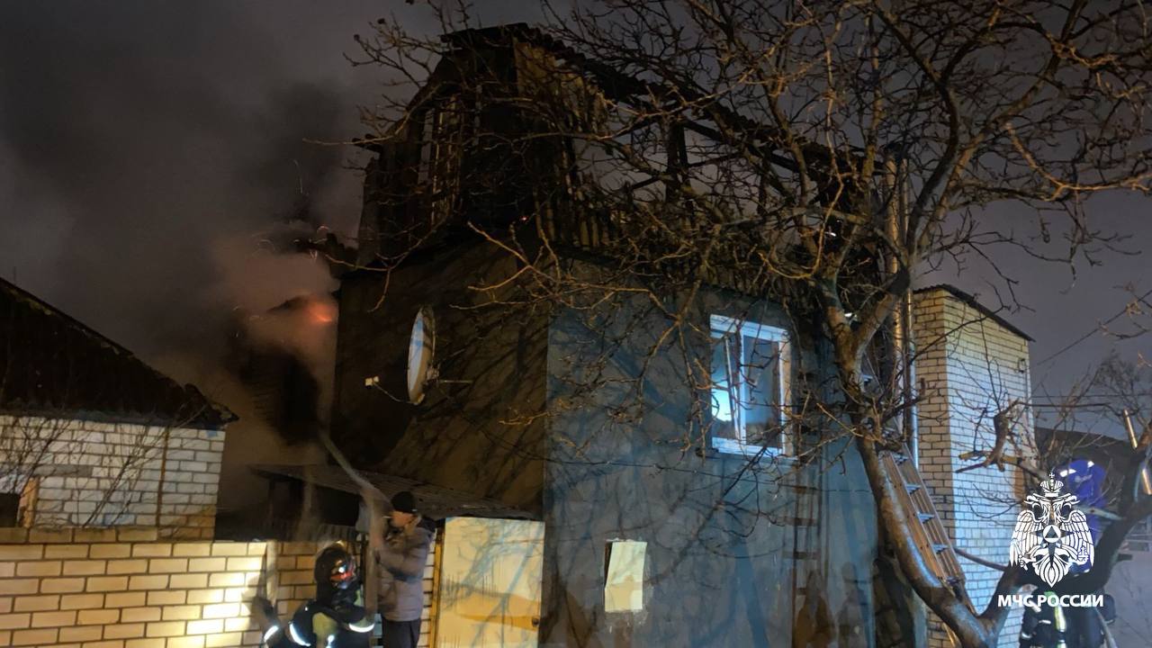 Частный дом горит в Ставрополе на улице Севрюкова.  Огнем в двухэтажном доме охвачено 40 кв. метров. Погибших и пострадавших нет, сообщили в МЧС Ставрополья.  Борются с пожаром 30 человек и 9 единиц техники.