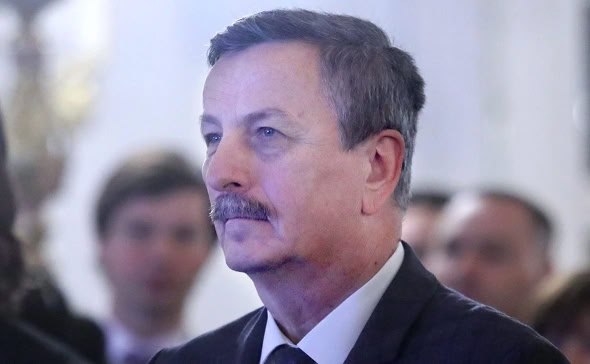 МИД Украины вызвал посла Венгрии после появления карикатур с Зеленским. МИД Украины вызвал посла Венгрии Антала Хейзера, обвинив венгерские политические силы во втягивании Киева во внутриполитическую борьбу. Сообщение об этом опубликовано на сайте министерства. В ведомстве отметили, что «Украина никогда не позволяла себе вмешиваться во внутренние дела какой-либо страны и, в частности, в венгерские дела», из-за чего такие попытки правительства Венгрии ранее вызывали в Киеве беспокойство. Украинское внешнеполитическое ведомство также упрекнуло венгерскую сторону в «нелепых приемах по созданию образа врага из Украины». Министерство не уточнило, какие заявления послужили поводом для вызова посла. Как пишут «Европейская правда» и «РБК.Украина», им могла стать начавшаяся в Венгрии рекламная кампания, где ключевого соперника премьер-министра Виктора Орбана, лидера оппозиционной партии «Тиса» Петера Мадьяра, сравнивают с главой киевского режима Владимиром Зеленским и выставляют обоих «марионетками». Как сообщает «ЕП», в публичном пространстве появились плакаты со слоганом «похожи как два яйца», где карикатурно изображены Зеленский и Мадьяр. Также в социальной сети появился ролик, в сопроводительном тексте к которому говорится, что Мадьяр и Зеленский «похожи как две капли воды». «Но у них есть ещё кое-что общее — их хозяева. По их просьбе Зеленский втягивает Европу в войну. Венгерский Зеленский выступает за то, чтобы дать Украине присоединиться к ЕС. Оба Зеленских — хорошие актеры. Но это не театр, это реальность. В таких ситуациях, как сейчас, нам не нужны клоуны», — говорится в ролике цитата по «ЕП» .