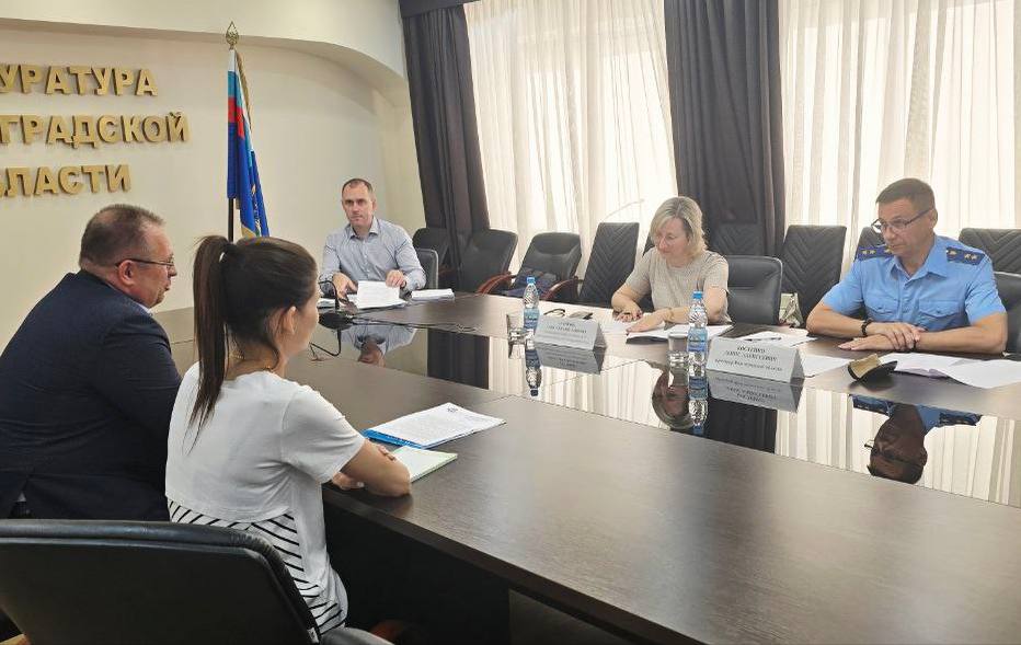 Прокурор Волгоградской области провел личный прием предпринимателей На прием к прокурору обратились 15 заявителей. В основном представители бизнеса жаловались на действия контролирующих органов, выражали несогласие с результатами проверок, проведенных налоговой службой, действиями органов местного самоуправления. Отдельные заявители сообщили о неправомерном вмешательстве в их хозяйственную деятельность сотрудников правоохранительных органов. Рассмотрение поступивших в ходе личного приема обращений взято прокурором области на контроль.