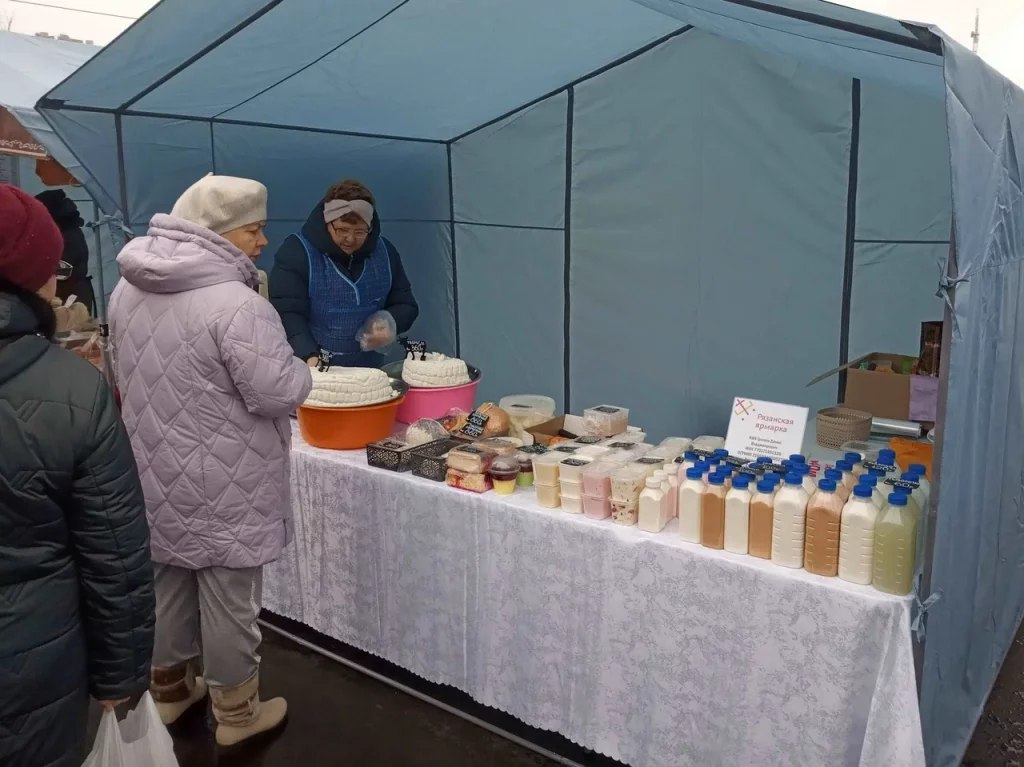 В 2025 году на ярмарках выходного дня в Рязани продали продуктов питания на 323 миллиона рублей Об итогах работы ярмарок выходного дня в 2025 году информирует региональное министерство сельского хозяйства и продовольствия Сообщается что в минувшем году сельскохозяйственные ярмарки состоялись 51 раз Общая сумма проданных продуктов питания составила 323 млн рублей Постоянными участниками ярмарок стали более 160 рязанских предпринимателей в том числе фермеры и граждане которые ведут личные подсобные хозяйства Всего было реализовано 180 т мяса 51 т рыбы 105 т колбас 105 т молока и молочных продуктов 170 т хлеба и хлебобулочных изделий 51 т живой рыбы 80 т картофеля 90 т овощей 165 т яблок и груш 12 т меда и продуктов пчеловодства В 2026 году ярмарки выходного дня начнут работать с 17 января на территории УРТ на ул Дзержинского возле ЦНТИ на ул Крупской около ТЦ КИТ на ул Станкозаводской у КДЦ Октябрь и ТЦ Европа на ул Новоселов Фото из архива РВ