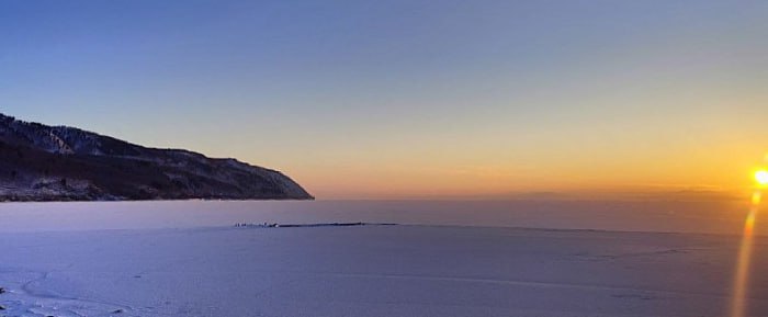 Байкал за ночь покрылся льдом Озеро в районе посёлка Култук покрылось льдом в ночь на 19 января Об этом сообщает государственный инспектор Маритуйского участкового лесничества ФГБУ Заповедное Прибайкалье Екатерина Доманова По её наблюдениям ещё накануне Байкал вдоль Кругобайкальской железной дороги ещё местами парил а уже крещенским утром встречал рассвет застывшим и припорошенным Учитывая прогноз погоды на ближайшие несколько суток у этого льда есть все шансы сохраниться до весны Новости Бурятии