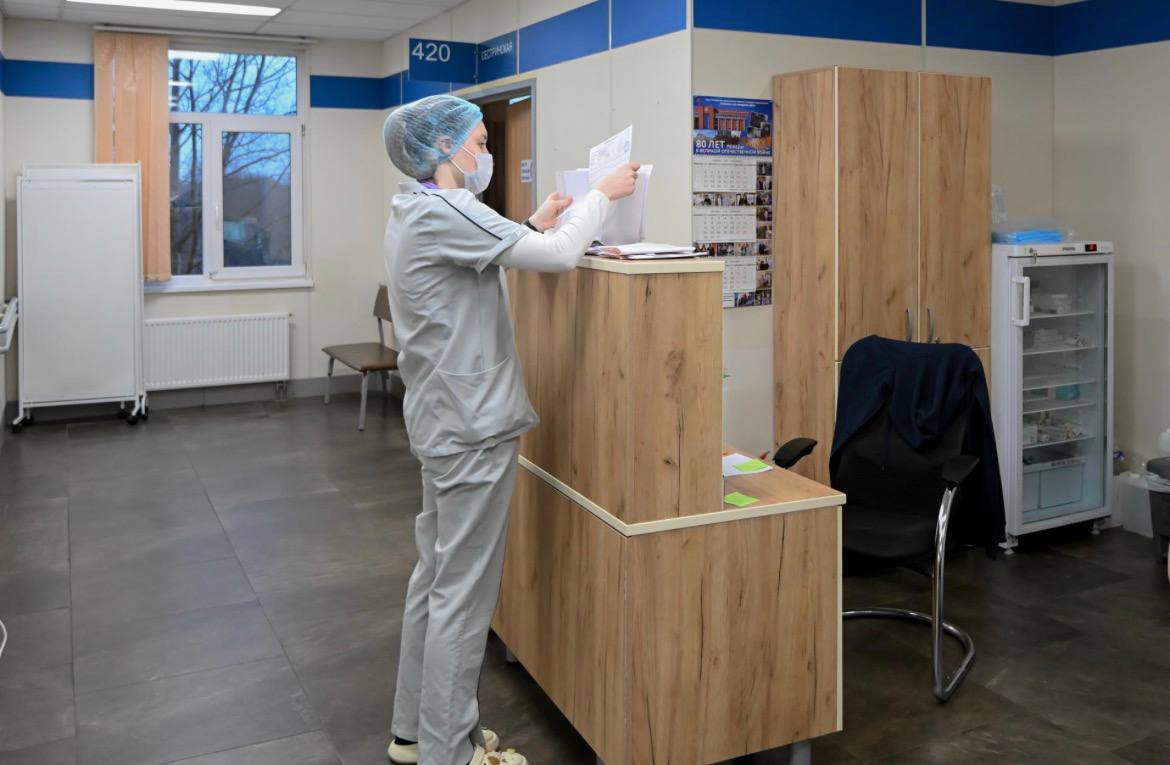 В Петербурге в топ лучших зарплатных предложений января вошли вакансии врачей с выплатами от 200 тыс рублей сообщает сервис по поиску высокооплачиваемой работы SuperJob В топе оказались и сферы промышленности строительства продаж и IT Так например врачу рентгенологу предлагают выплаты от 220 тыс рублей а врачам стоматологу терапевту и психиатру наркологу от 200 тыс рублей Среди лучших по зарплатам также оказались предложения для водителей зарплата свыше 150 тыс рублей рабочих и инженеров В Москве в топ вошла вакансия главного инженера а в Петербурге директора интернет магазина Сергей Ермохин Подписаться на ДП в Telegram MAX