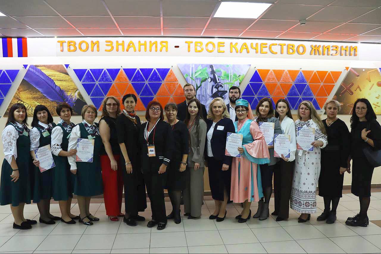 Преподавать это искусство На базе гимназии 179 состоялся региональный этап всероссийского конкурса педагогического мастерства Мой лучший урок Конкурс стал площадкой для профессионального общения обмена опытом и поддержки творчески работающих педагогов Участники показали как вести уроки которые остаются в памяти учеников надолго Победителями и призёрами стали педагоги из Казани и 7 районов Татарстана Лицей 177 I степень Александр Сидоров Эльвира Фишкина Школа 103 I степень Юлия Ситдикова II степень Эльмира Карамова Сабина Усманова Динар Ясавиев Наталья Преснова Алина Смирнова Гимназия 179 I степень Алла Пекменова Динара Заляева Альфия Ахметзянова Гульнара Субхангулова II степень Лидия Гусева Фарида Габдеева Маргарита Арешина III степень Светлана Крайнова Наталья Пашина Наталья Ельцова Лицей 186 I степень Аделина Шайдуллина Школа 85 I степень Оксана Фролова Гимназия 141 II степень Мария Фатина Поздравляем