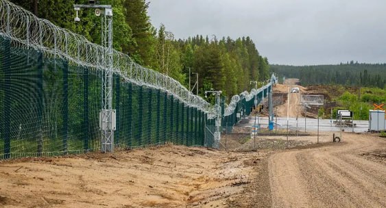 Забор между Финляндией и Россией стал туристической достопримечательностью Иностранцы массово вторгаются в пограничную зону чтобы сфотографироваться на его фоне Как сообщает финская телерадиокомпания Yle заходить на эту территорию без специального разрешения нельзя Погранслужба рассматривает такие случаи как мелкое нарушение границы и назначает штрафы По данным ведомства за лето зафиксировали более 50 незначительных нарушений Этот показатель на треть превысил данные за аналогичный период прошлого года infostreams