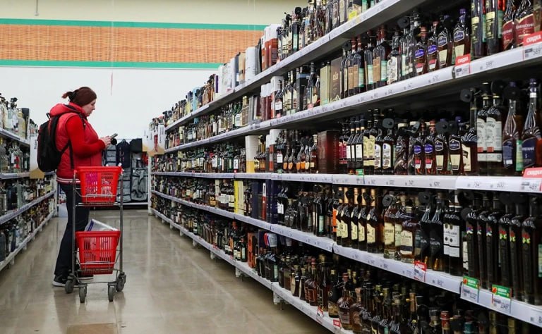 Власти обсуждают повышение пошлин на крепкий алкоголь из недружественных стран рассказали РБК три источника на алкогольном рынке Один из вариантов по словам двух собеседников РБК рост ставок с 3 до 5 за 1 л напитка Актуальная ставка на крепкий алкоголь из недружественных стран 20 от таможенной стоимости но не менее 3 за 1 л напитка Повышение пошлин может коснуться виски рома настоек и ликеров Инициатива обсуждается на площадке подкомиссии по таможенно тарифному и нетарифному регулированию подтвердил РБК федеральный чиновник знакомый с инициативой Как повышение пошлин повлияет на алкогольный рынок в материале РБК Фото Сергей Петров NEWS ru Global Look Press Картина дня в телеграм канале РБК