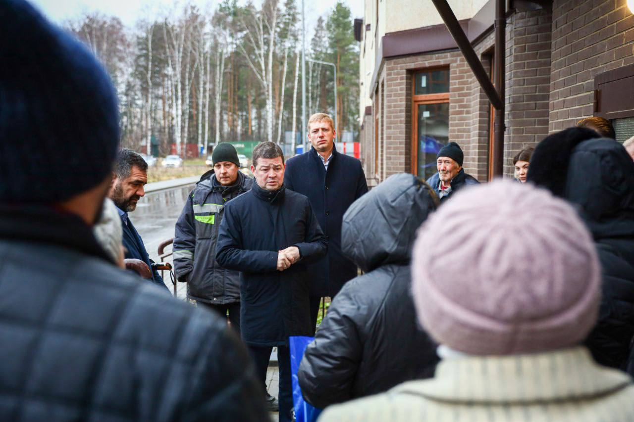 "Березовой роще" дали свет и обещают социнфраструктуру  С трудом достроенный жилищный комплекс остаётся проблемной точкой Раменского округа Подмосковья. Весной там вместе со снегом сошла плитка, в ноябре бывшие обманутые дольщики пришли на приём к главе Малышеву с целым комплексом проблем.   По его словам, самый острый вопрос - освещение территории ЖК - удалось решить.   "Определили сроки устранения ряда других недочетов, о которых заявили люди, назначены ответственные. Также подробно рассказали о перспективах возведения рядом с ЖК социальной инфраструктуры. Спасибо жителям за конструктивные замечания и откровенный разговор. До окончательного решения всех заявленных проблем они остаются на контроле администрации Раменского городского округа", - сказал Малышев.