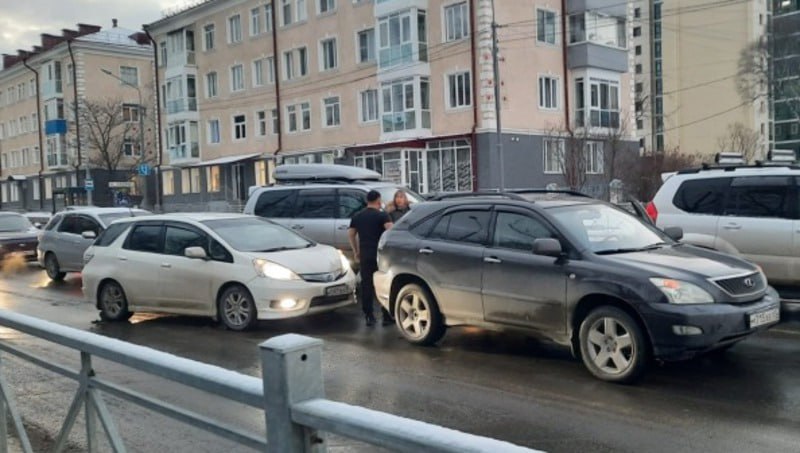 Утренняя авария спровоцировала пробку в Южно-Сахалинске  В 09:00 по местному времени «Лексус» при перестроении в правую полосу помял бампер Honda Fit Shuttle с левой стороны. Водитель Lexus RX300 немного не рассчитала расстояние, а «Хонда» ее не пропустила.  «Услышала треск, будто где-то пластик хрустнул, даже не сразу поняла, что авария, — поделилась очевидец, стоявшая в тот момент у пешеходного перехода. — Женщина из Lexus выскочила и побежала ругаться, хотя вроде сама виновата».  В том, кто виноват, будут разбираться сотрудники Госавтоинспекции. По словам свидетелей, оба водителя не пострадали при столкновении.  ———    :     Прислать нам новость: