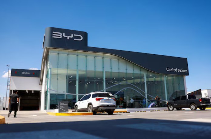 BYD и Tesla понесут наибольшие потери от предлагаемых Мексикой пошлин на китайские товары Конкуренты на рынке электромобилей BYD и Tesla скорее всего пострадают больше всех от предлагаемого Мексикой 50 процентного тарифа на импортируемые из Китая автомобили Это может нанести удар по быстрорастущему рынку электромобилей в Мексике но при этом пощадит традиционную большую тройку американских автопроизводителей Предлагаемый тариф распространяется на электромобили и автомобили с бензиновым двигателем импортируемые из всех стран с которыми у Мексики нет соглашений о свободной торговле включая Южную Корею Индию Индонезию и Россию Однако на практике тариф в основном затронет электромобили произведенные в Китае и продаваемые в Мексике отмечают отраслевые аналитики Аналитики утверждают что этот сбор может изменить самый быстрорастущий авторынок Северной Америки и остановить стремительный взлет BYD в Мексике Источник Reuters chinastocksnet Если полезно поставьте лайк Китай
